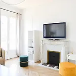 Haussmann-Style Apartment With Balcony - Republic
