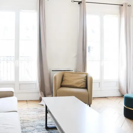 Apartment Haussmann-style With Balcony - Republic *