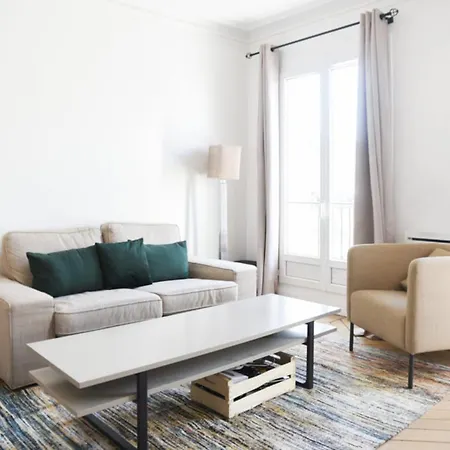 Haussmann-style With Balcony - Republic Apartment